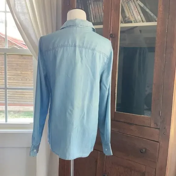 Crown & Ivy Light Blue Chambray Buttondown, Size M - Picture 3 of 5